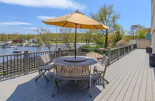 Brookfield Casa | Lakehouse with Private Beach, Opt Pontoon Rental