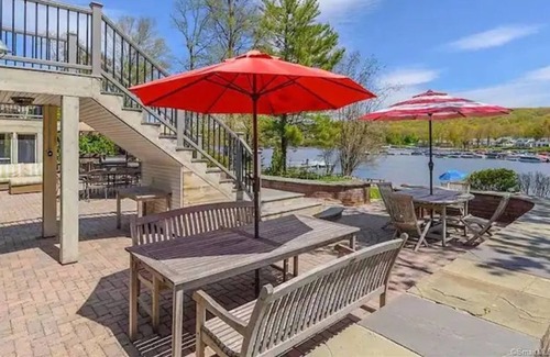 Brookfield Casa | Lakehouse with Private Beach, Opt Pontoon Rental