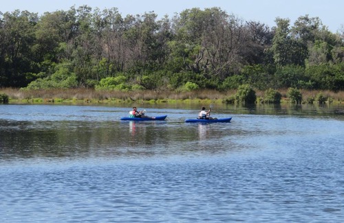 Lakes Entrance Hotel | Lakes Entrance Waterfront Cottages with King Beds