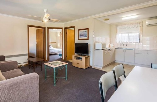 Lakes Entrance Villa | Lakes Jakaranda Holiday Units