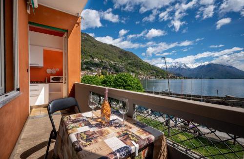 Consiglio di Rumo Apartamento | Lakeside apartment with balcony and lake view Gravedona - Larihome A23
