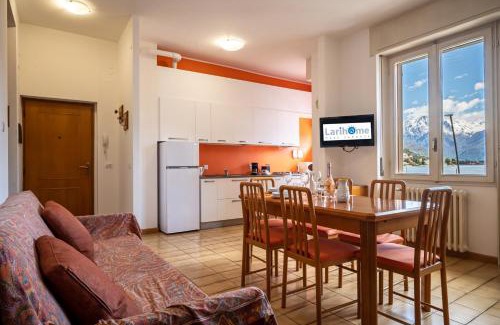 Consiglio di Rumo Apartamento | Lakeside apartment with balcony and lake view Gravedona - Larihome A23