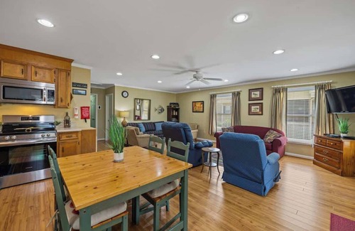 Eatonton Casa | Lakeside Bungalow, Sleeps 12, Private Dock + More!