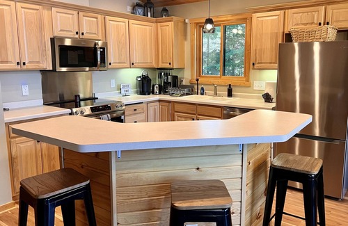 Hayward Cabina | Lakeside Cabin on 2,700 Acre Nelson Lake in Hayward - Fun for All Ages!