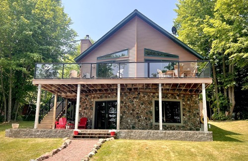 Hayward Cabina | Lakeside Cabin on 2,700 Acre Nelson Lake in Hayward - Fun for All Ages!