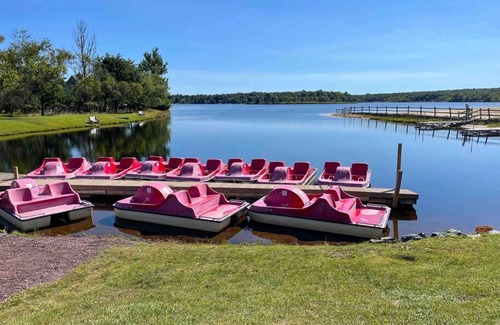 Albrightsville Chalet De Esquí | Lakeside Chalet w Hot Tub, 15 min from Skiing