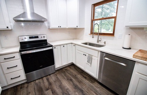 Bellmore Casa | Lakeside family house w/ hot tub.