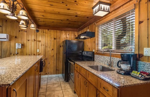 Bass Lake Hotel | Lakeside Haven | Ideal for Group Outdoor Adventure Enthusiast & Lake Activities