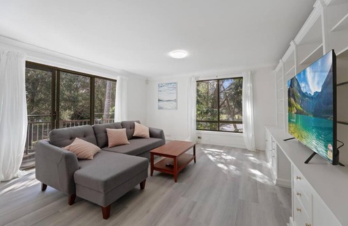 Long Jetty Villa | Lakeside Holiday 4 Bedrooms House Long Jetty