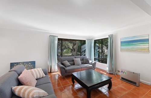 Long Jetty Villa | Lakeside Holiday 4 Bedrooms House Long Jetty