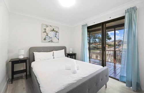 Long Jetty Villa | Lakeside Holiday 4 Bedrooms House Long Jetty