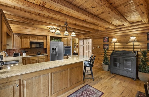 Sherrills Ford Cabina | Lakeside Lodge by AvantStay | Hot Tub + Dock