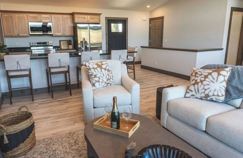 New Lisbon Casa | Lakeside Luxe Haven | NEW Modern Wisconsin Beach Retreat near Castle Rock Lake