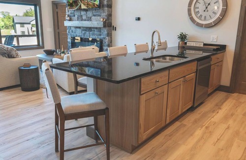 New Lisbon Casa | Lakeside Luxe Haven | NEW Modern Wisconsin Beach Retreat near Castle Rock Lake