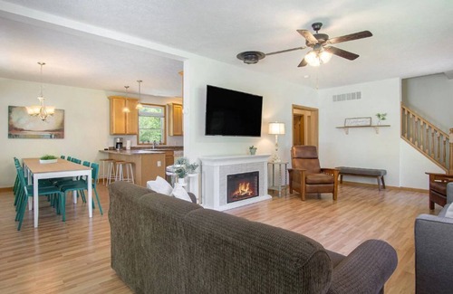 Whitehall Casa | Lakeside Retreat - Peak Fall Colors, Fire Pit, Hiking, Near Lake MI