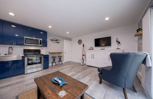 Bridgman Condominio | Lakeside Serenity: One-Bedroom Villa