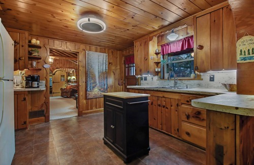 Bloomer Cabina | Lakeside Serenity: Your Perfect Northwoods Exhale