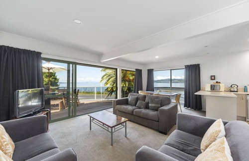 Taupo Cabaña | Lakeside Terrace – Taupo Holiday Home