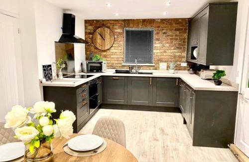 Abertillery Casa | Lakeside View With Hot Tub