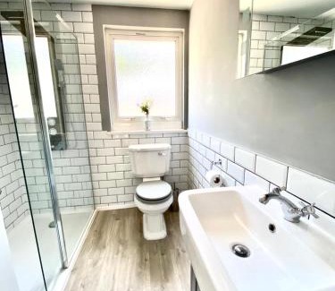 Abertillery Casa | Lakeside View With Hot Tub