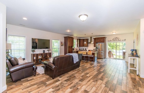 Harlem Casa | Lakeside Villa Retreat 5-Bedroom Oasis with 6 TVs, 3-Acres of Waterfront, Fishin