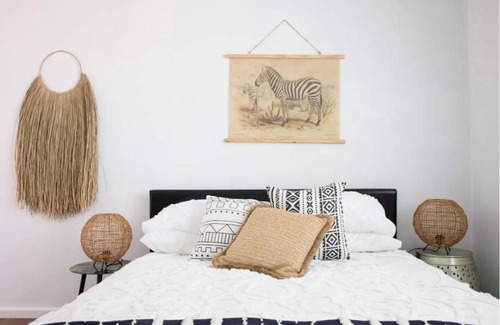 Oak Flats Casa | Lakeview Cottage Guestroom w/ ensuite