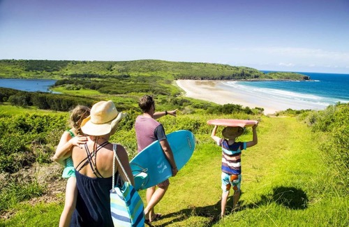 Oak Flats Casa | Lakeview Cottage Guestroom w/ ensuite