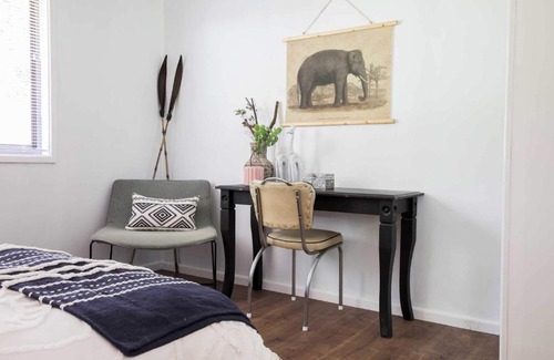 Oak Flats Casa | Lakeview Cottage Guestroom w/ ensuite