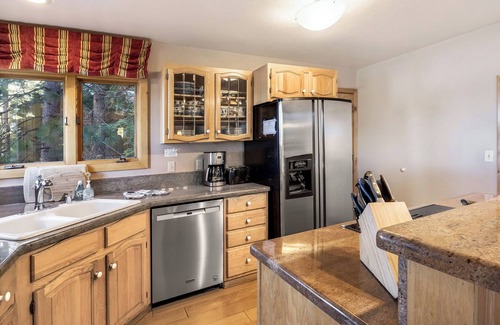 Ridgewood Casa | Lakeview Hideaway – 3 BDR for 8 in Incredible Location w/Private Hot Tub!