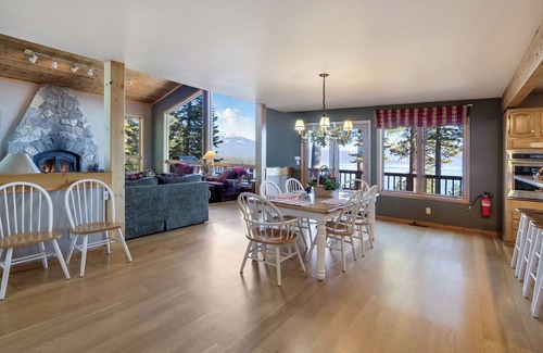 Ridgewood Casa | Lakeview Hideaway – 3 BDR for 8 in Incredible Location w/Private Hot Tub!