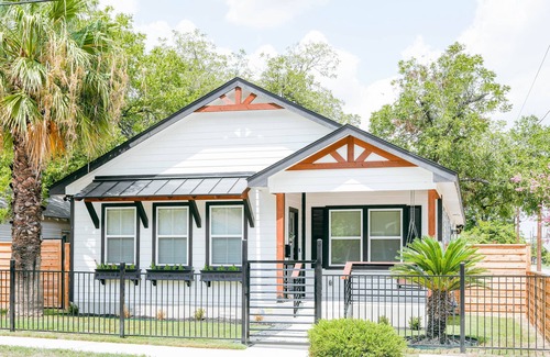 Eastside Promise Neighborhood Villa | Lamar Villa-3 bed 2.5 bath with outdoor kitchen