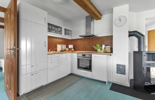 Steinberg Casa | Landhaus Hohe Luft: cerca del mar Báltico, terraza con muebles de salón, baño con ducha a ras de suelo, vista al verde