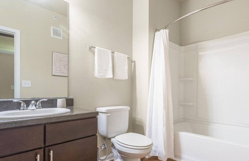 South Oklahoma City Apartamento | Landing at Avia at the Lakes - Studio in South Oklahoma City