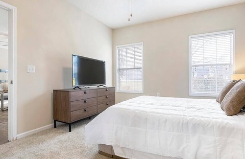 Jamestown Apartamento | Landing at Crowne at James Landing Apartments - 1 Bedroom in Downtown High Point