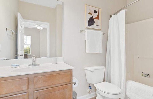 Greensboro Apartamento | Landing at Hawthorne at Horse Pen Creek - 2 Bedrooms in Downtown Greensboro