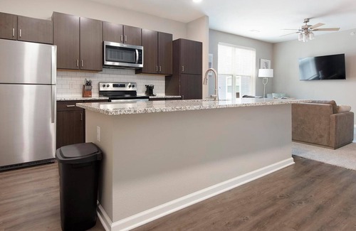 Chesterfield Apartamento | Landing | Chic 1BD, Courtyard, Clubhouse