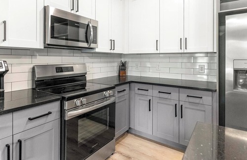 Northside Apartamento | Landing | Chic 1BD, Gym, Pool