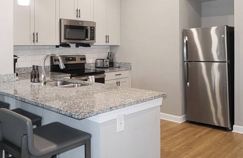 Fort Myers Apartamento | Landing | Modern 1BD, Pool, Gym