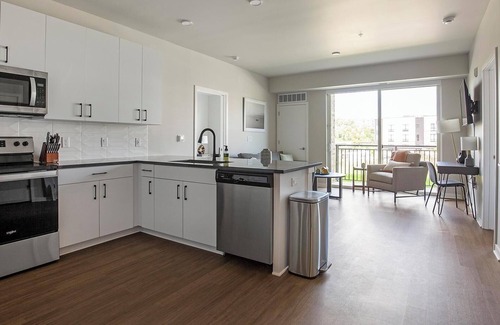 North Kansas City Apartamento | Landing | Modern 2BD, Yoga Studio, Courtyard