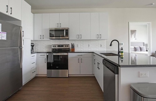 North Kansas City Apartamento | Landing | Modern 2BD, Yoga Studio, Courtyard