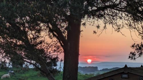 Hepworth Casa | Lane End Cottage Holmfirth - Panoramic Views, Modernised with offroad parking