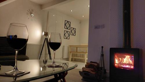 Hepworth Casa | Lane End Cottage Holmfirth - Panoramic Views, Modernised with offroad parking