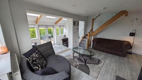 Hepworth Casa | Lane End Cottage Holmfirth - Panoramic Views, Modernised with offroad parking