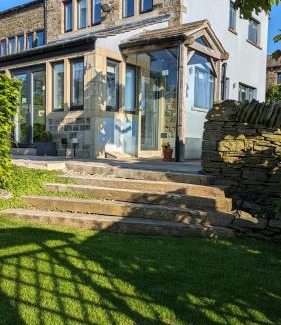 Hepworth Casa | Lane End Cottage Holmfirth - Panoramic Views, Modernised with offroad parking