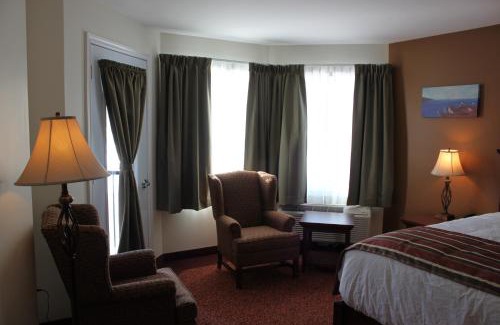 Montague Hotel | Lanes Riverhouse Inn & Cottages