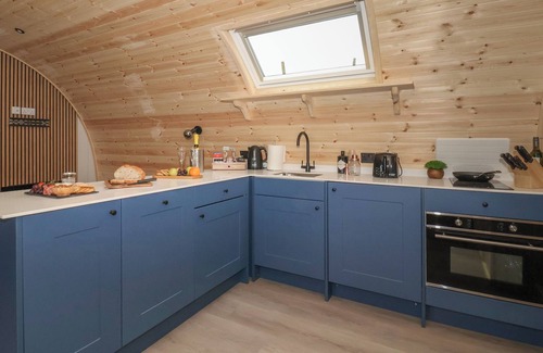 Yockenthwaite Cabaña | LAPWING, pet friendly, with hot tub in Ingleton