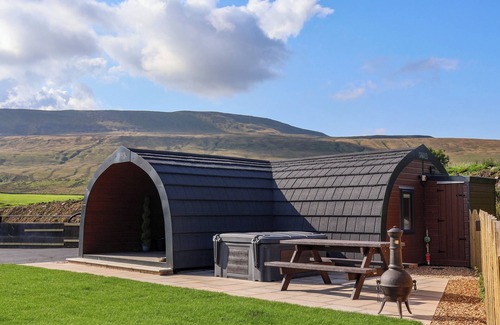 Yockenthwaite Cabaña | LAPWING, pet friendly, with hot tub in Ingleton