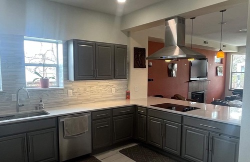 Meadow Glen Casa | Gran casa victoriana de 2 pisos, con gran patio trasero y vistas Flatiron. Ubicación ideal