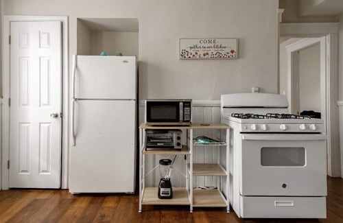 Union HIll Apartamento | Large 3BR APT w/ enclosed front porch Close to Polar Park, palladium, WPI, DCU