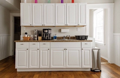 Union HIll Apartamento | Large 3BR APT w/ enclosed front porch Close to Polar Park, palladium, WPI, DCU